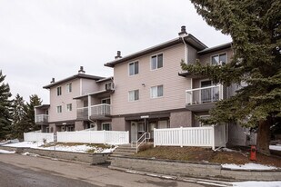 Diamond Estates in Calgary, AB - Building Photo