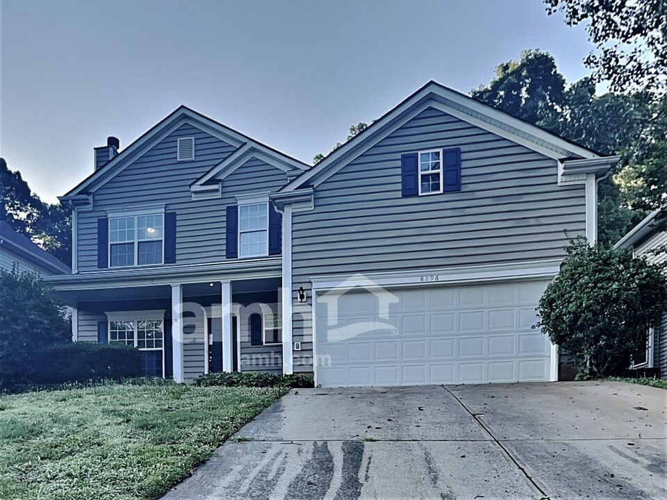 8296 Chatham Oaks Dr in Concord, NC - Foto de edificio