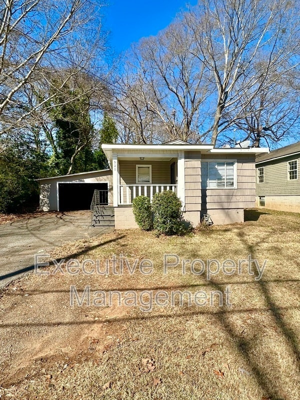 property at 925 Woodward Rd