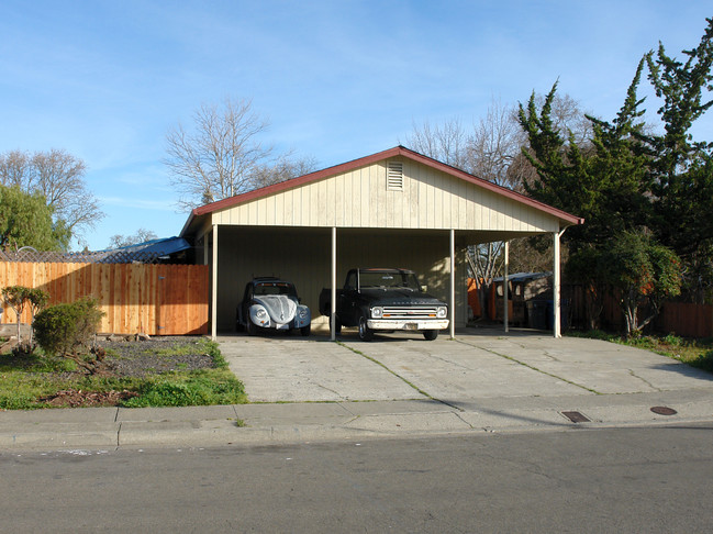 465-469 Inglewood Dr in Santa Rosa, CA - Building Photo - Building Photo