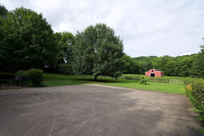454 Jones Ln