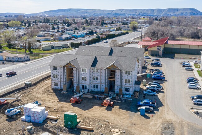 University Parkway Apartments in Yakima, WA - Foto de edificio - Building Photo