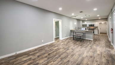 427 E Southcross in San Antonio, TX - Building Photo - Building Photo