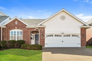 8914 Hilltop Manor Dr in Olivette, MO - Building Photo