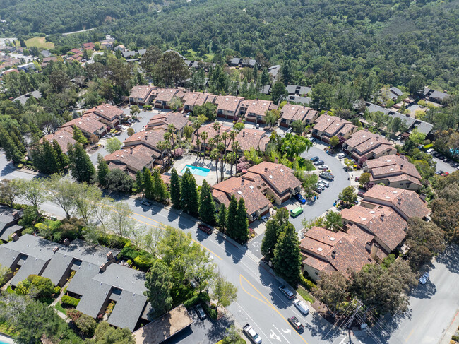 Brittan Royale Townhomes in San Carlos, CA - Foto de edificio - Building Photo