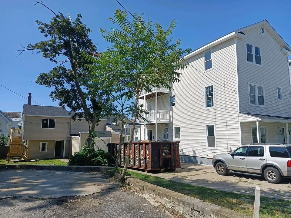 427 Manchester St in Manchester, NH - Building Photo