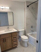 180 Deer Park Ave in Babylon, NY - Foto de edificio - Building Photo