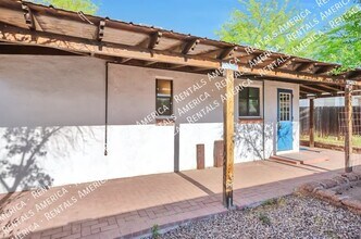 121 W Birdman Dr in Tucson, AZ - Building Photo - Building Photo
