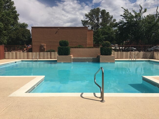Garden Plaza Apartments in Sierra Vista, AZ - Foto de edificio - Building Photo