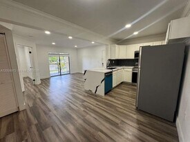 300 Palm Cir W in Pembroke Pines, FL - Building Photo
