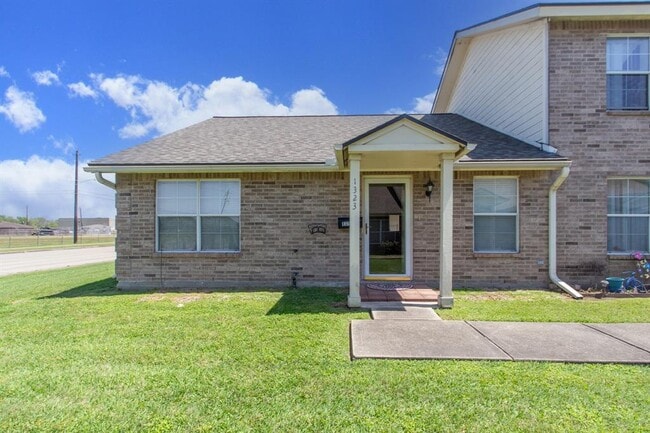 property at 1323 Queens Rd