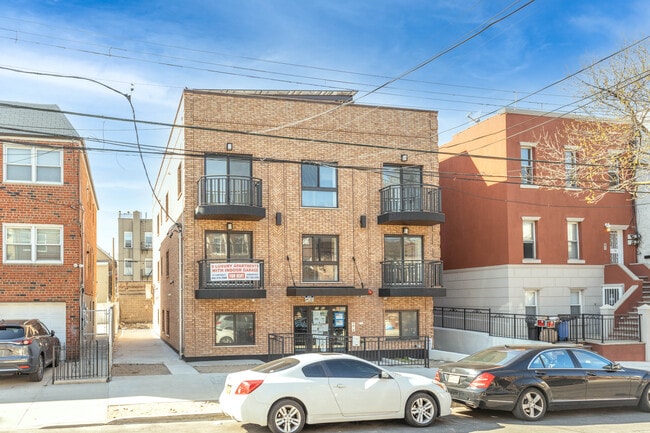 25-82 43rd St in Astoria, NY - Foto de edificio - Building Photo