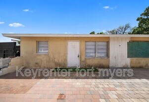 464 Carolina Ave in Ft. Myers, FL - Building Photo