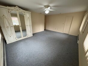 2 Haiti Ln, Unit 1 in Coram, NY - Foto de edificio - Building Photo