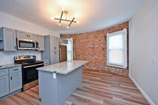 2226 Kemper Ln, Unit 3 in Cincinnati, OH - Building Photo