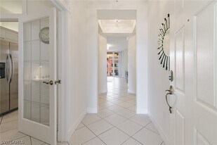 410 Bayfront Pl in Naples, FL - Building Photo