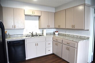 900 W Chestnut St in Denison, TX - Building Photo - Building Photo