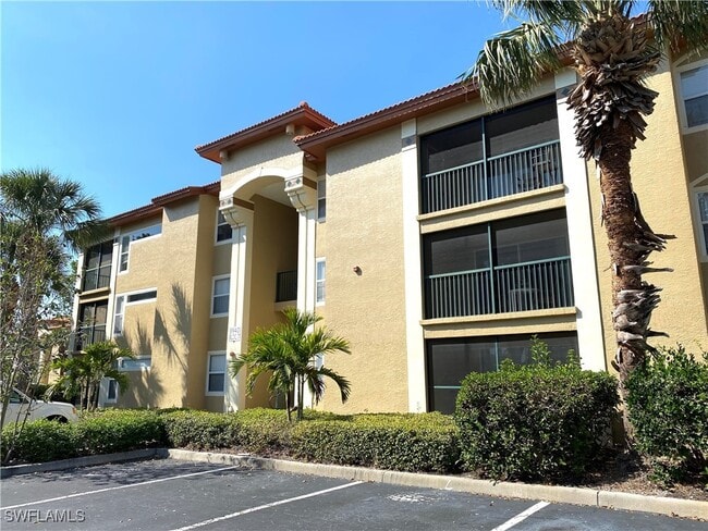 8940 Colonnades Ct E in Bonita Springs, FL - Foto de edificio - Building Photo