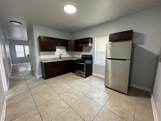 8226 S Brandon Ave in Chicago, IL - Building Photo - Building Photo