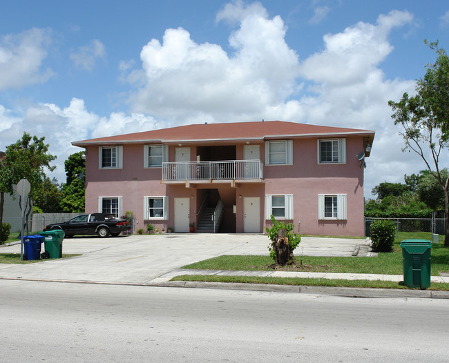 209 NE 141st St in Miami, FL - Foto de edificio - Building Photo