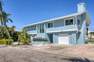 825 Tarawitt Dr in Longboat Key, FL - Building Photo