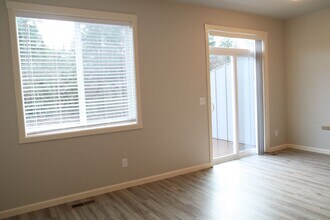 205 Cloverdale Rd in Kalama, WA - Building Photo - Building Photo