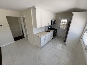 351 Wicks Rd, Unit 1 in Brentwood, NY - Foto de edificio - Building Photo