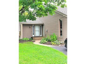 451 Hunter Hill Rd in Hudson, WI - Building Photo