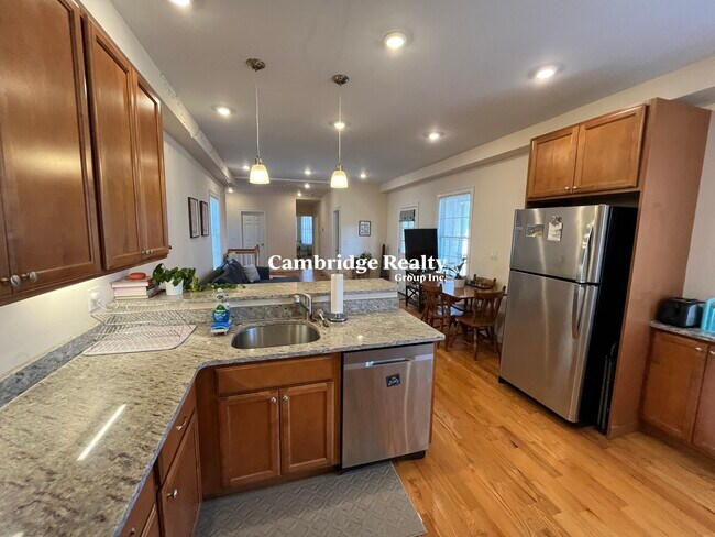 14 Flint St, Unit 1 in Somerville, MA - Building Photo - Building Photo