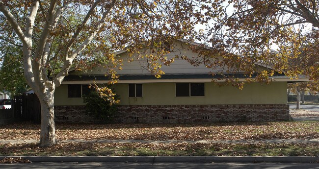 983-989 Elm Ave in Atwater, CA - Foto de edificio - Building Photo