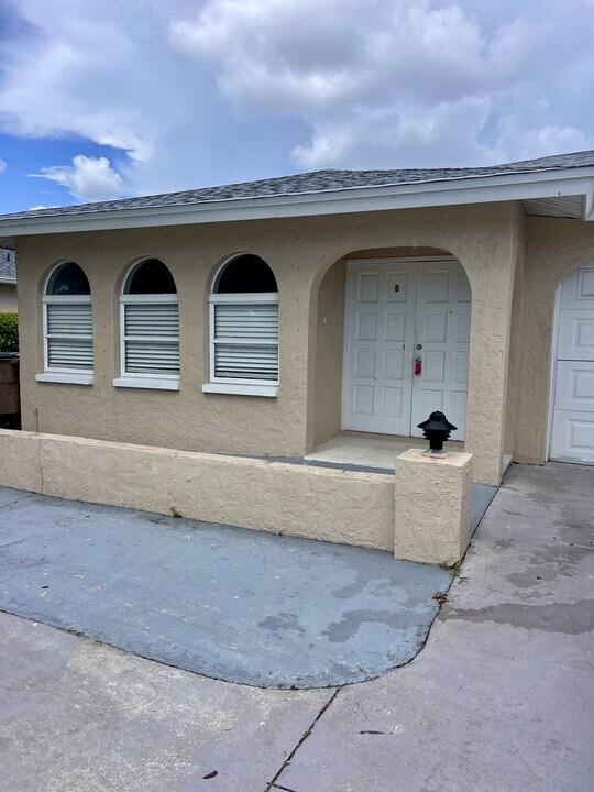 3637 Country Club Blvd in Cape Coral, FL - Building Photo