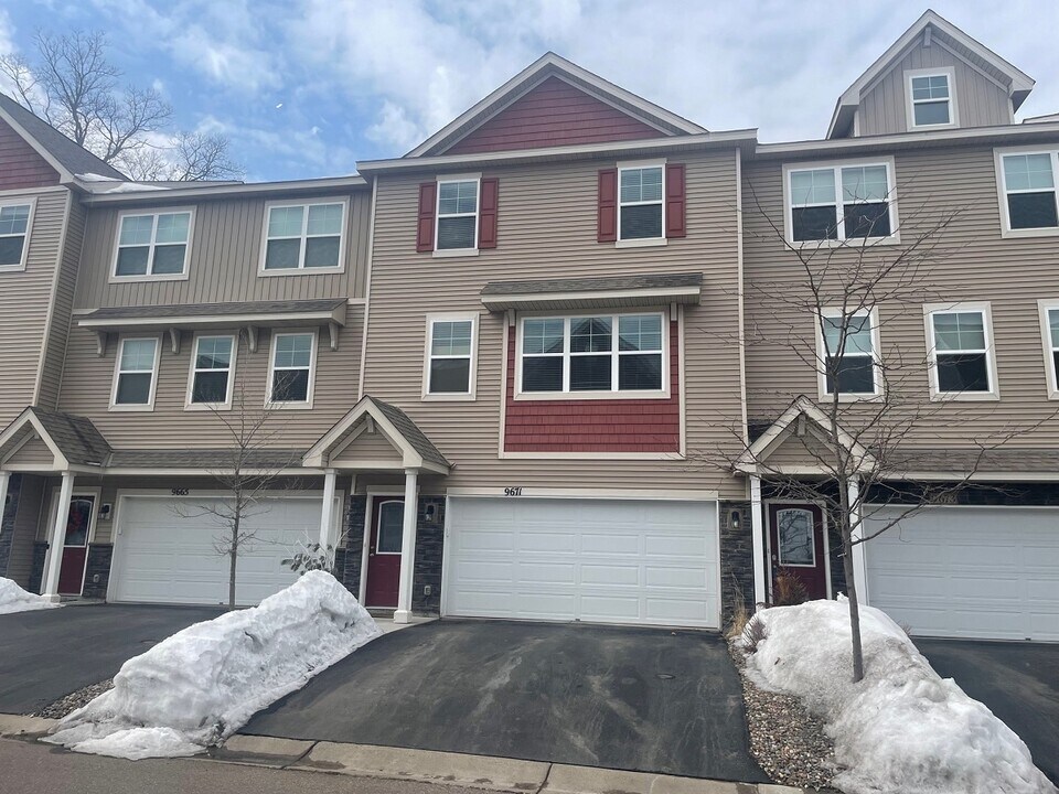9671 Merrimac Ln N in Osseo, MN - Building Photo