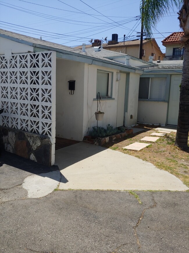 2241 N Naomi St in Burbank, CA - Foto de edificio - Building Photo