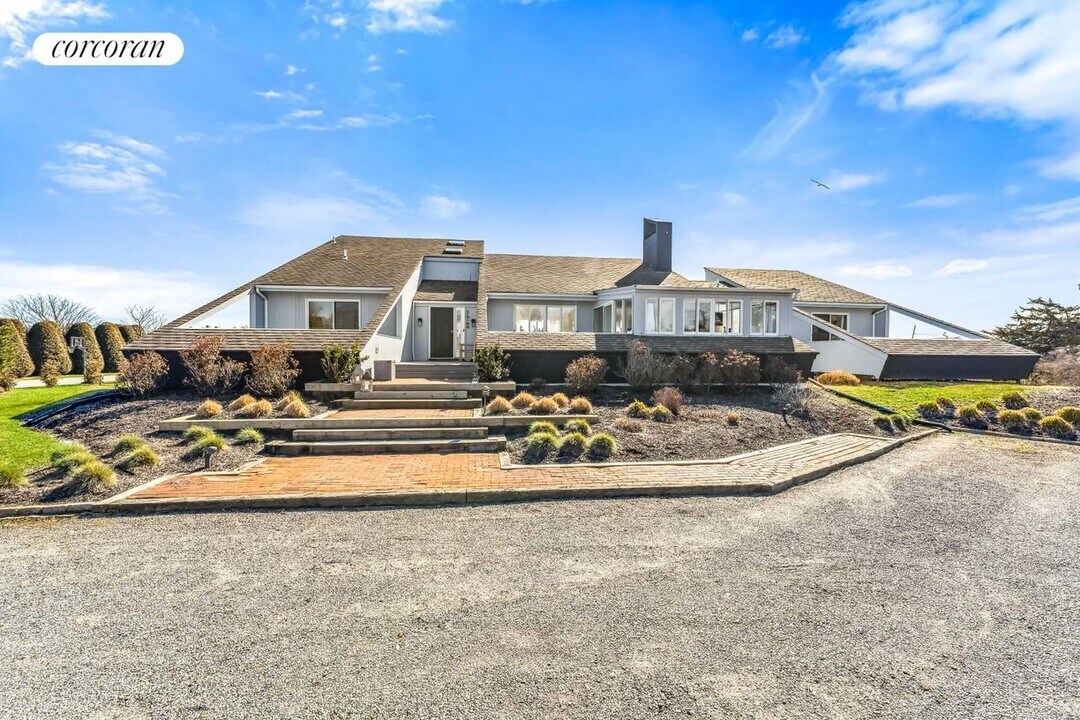3 Duck Point Rd in Remsenburg, NY - Building Photo