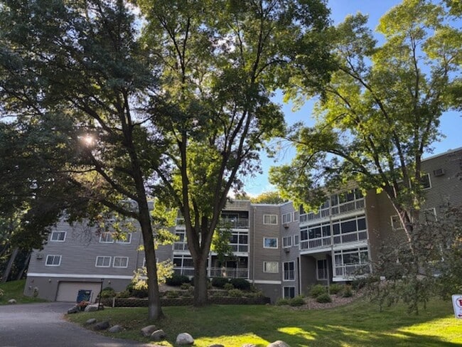 135 Viking Dr E in Little Canada, MN - Building Photo - Building Photo
