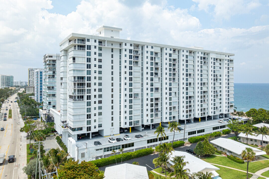 Pompano Aegean Condominiums in Pompano Beach, FL - Foto de edificio