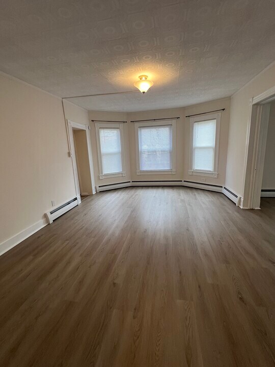 211 Spring St, Unit 1st Floor in Moosic, PA - Building Photo