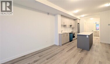 461 Green Rd in Hamilton, ON - Building Photo - Building Photo