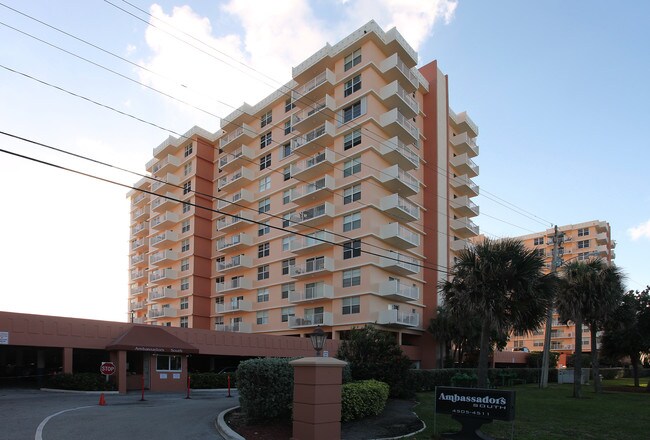 Ambassadors South in Highland Beach, FL - Foto de edificio - Building Photo