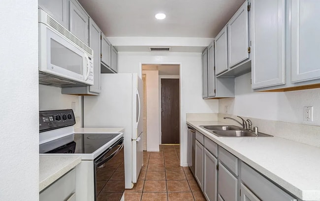 355 S Madison Ave in Pasadena, CA - Building Photo - Building Photo