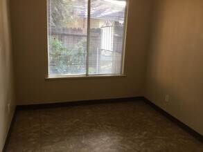 563 W Alamos Ave in Clovis, CA - Building Photo - Building Photo