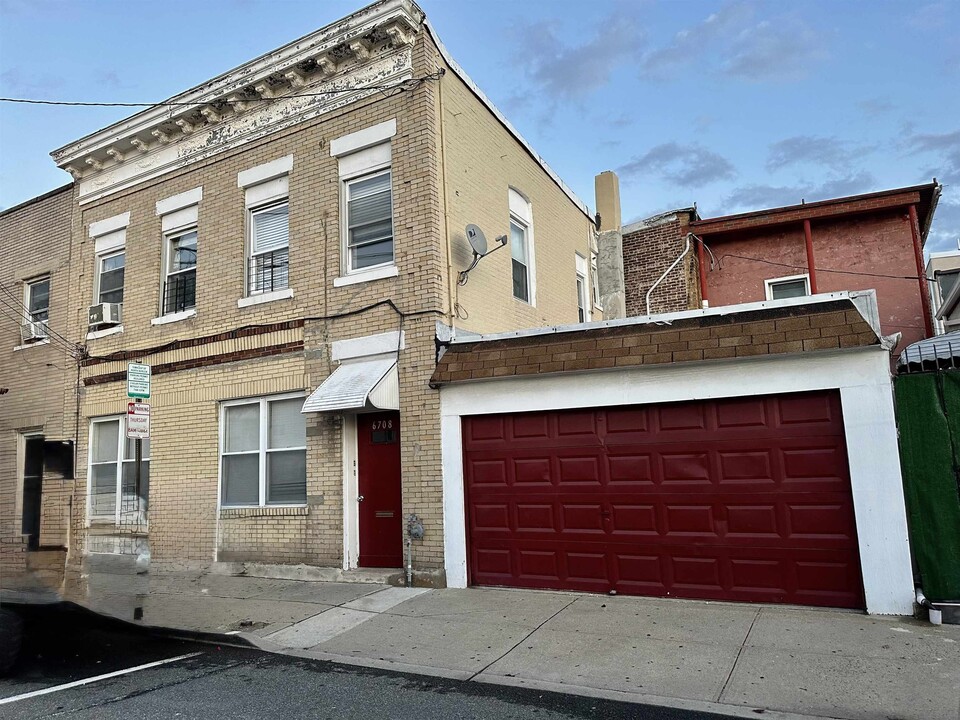 6708 Newkirk Ave in North Bergen, NJ - Building Photo