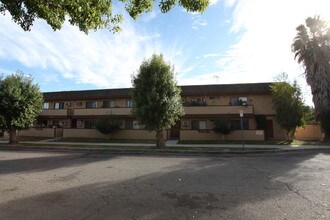 21034 Bryant St in Canoga Park, CA - Building Photo - Building Photo