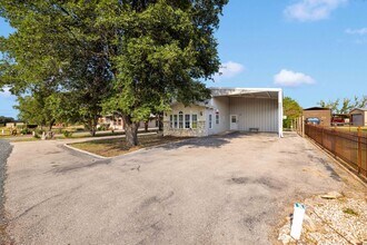 159 Star Ln in Pipe Creek, TX - Foto de edificio - Building Photo