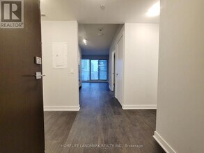 2221 Yonge St in Toronto, ON - Building Photo - Building Photo