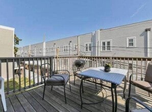 102 W 3rd St, Unit 2 in Boston, MA - Foto de edificio - Building Photo