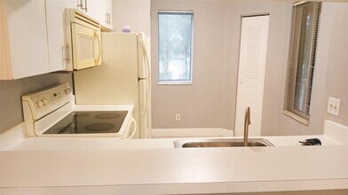922 Coral Club Dr, Unit 922 in Coral Springs, FL - Building Photo - Building Photo