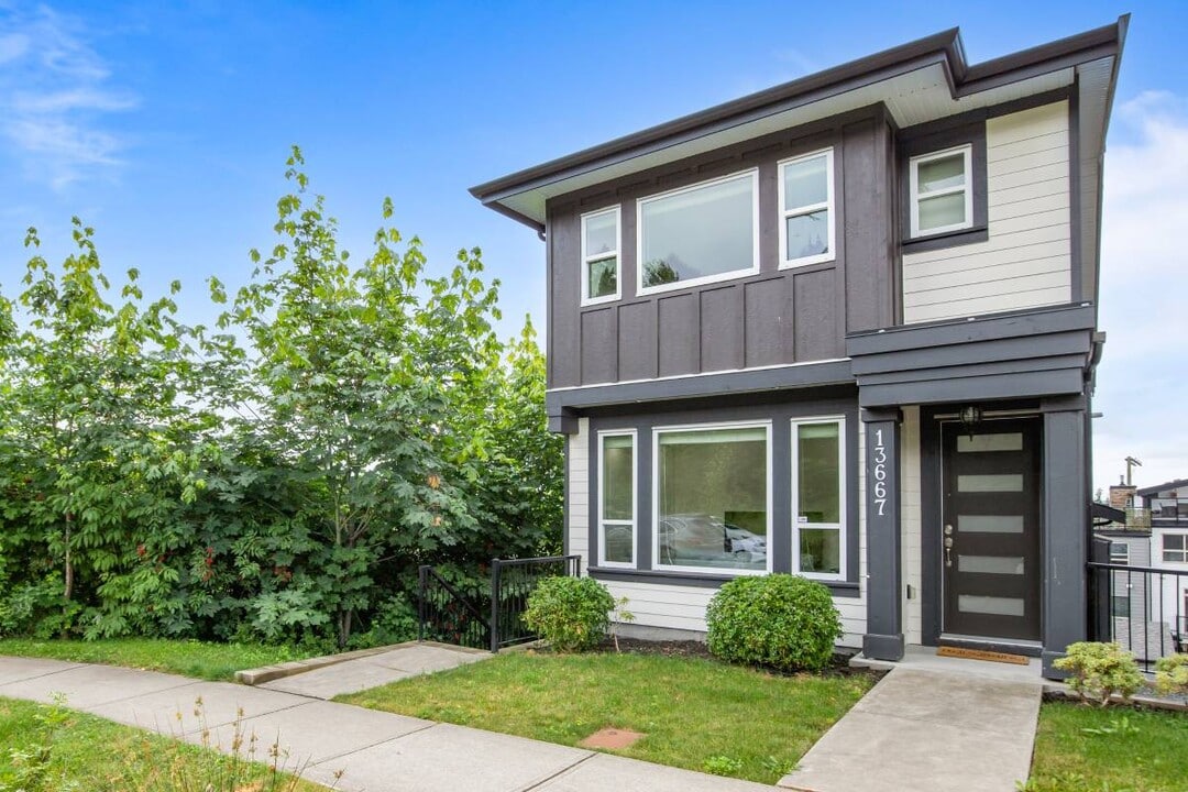13667 232A St in Maple Ridge, BC - Building Photo