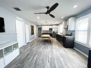 326 NW 23rd Ave in Miami, FL - Building Photo - Building Photo