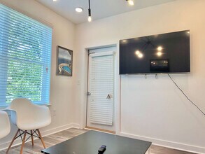 525 Parkway Dr NE in Atlanta, GA - Foto de edificio - Building Photo